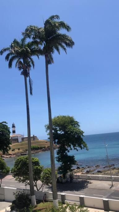 Em Salvador-ba No Farol Da Barra * Salvador